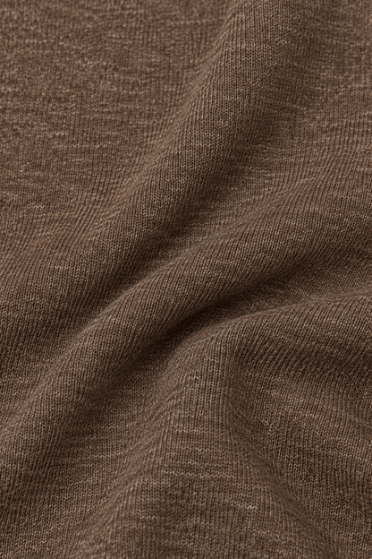 Detail van de stofstructuur van bruine high waist joggingbroek.