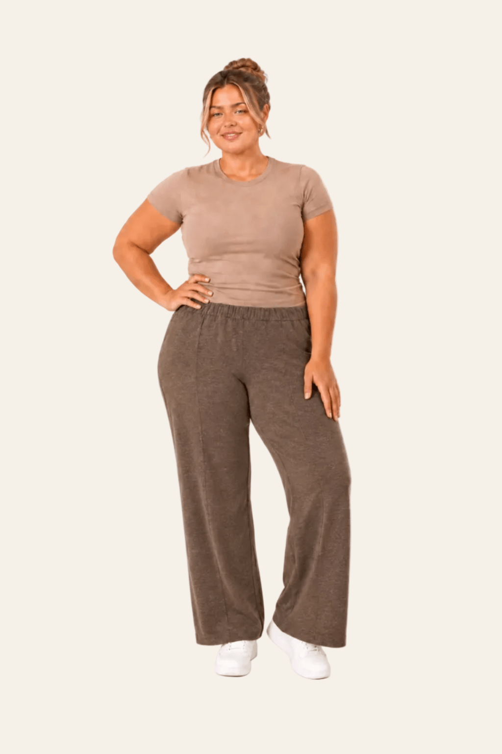 Vooraanzicht van bruine high waist joggingbroek met rechte pijpen en voorstiksels.