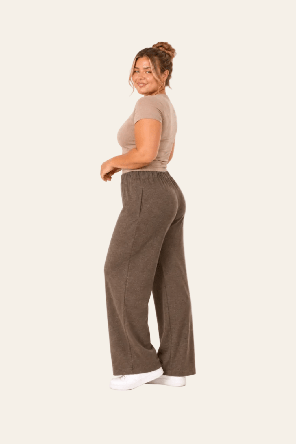 Zijaanzicht van bruine high waist joggingbroek met rechte pijpen.