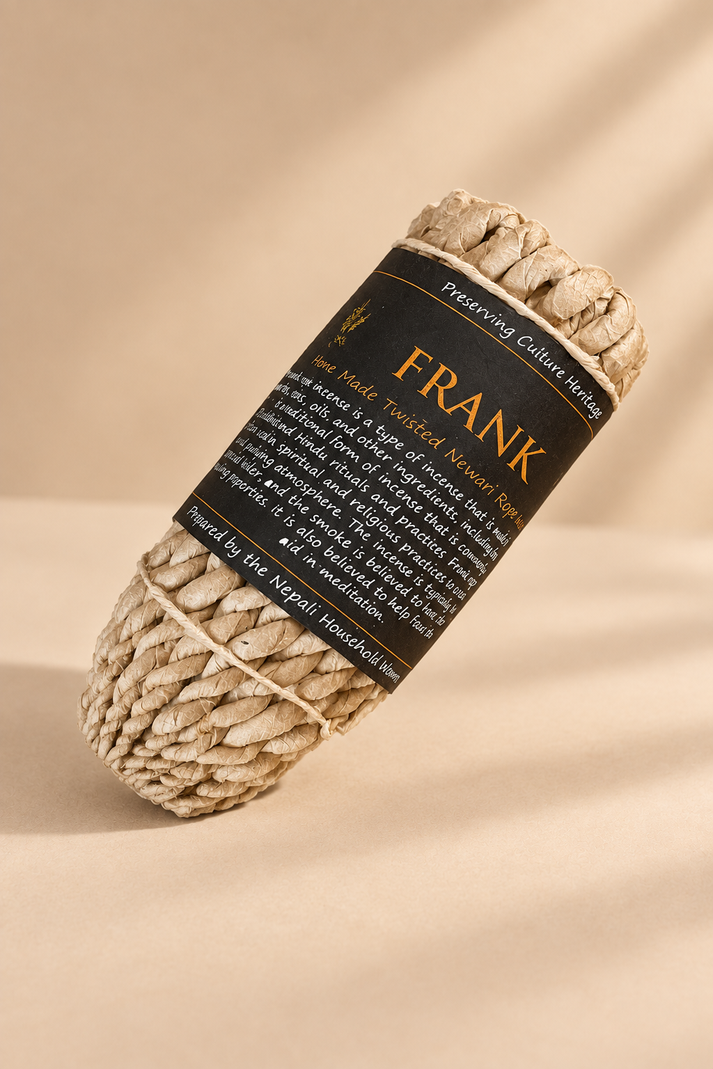 Frankincense touw-wierook met 50 gedraaide wierooktouwtjes van circa 11 cm op warme beige achtergrond