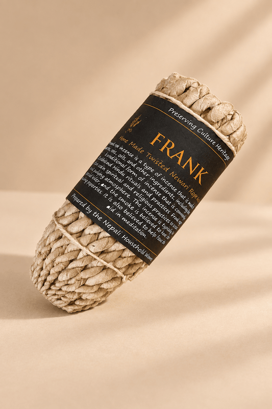 Frankincense touw-wierook met 50 gedraaide wierooktouwtjes van circa 11 cm op warme beige achtergrond
