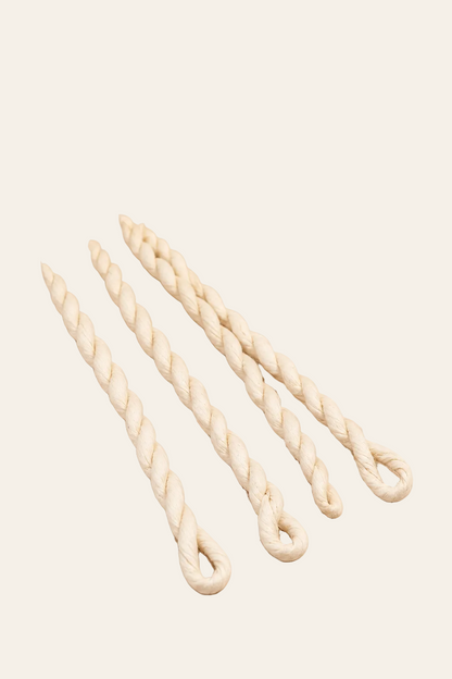 Losse Frankincense wierooktouwtjes van circa 11 cm in gedraaide vorm op zacht beige producttemplate