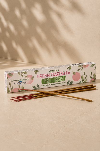 Fresh gardenia natuurlijke wierookstokjes op een lifestyle achtergrond in het beige