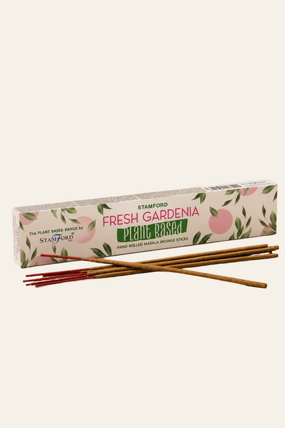 Gardenia natuurlijke wierookstokjes op een lichte beige achtergrond als productfoto