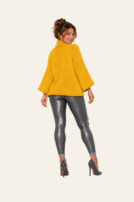 Achteraanzicht van gele LMB Boutique oversized coltrui van poolgaren.