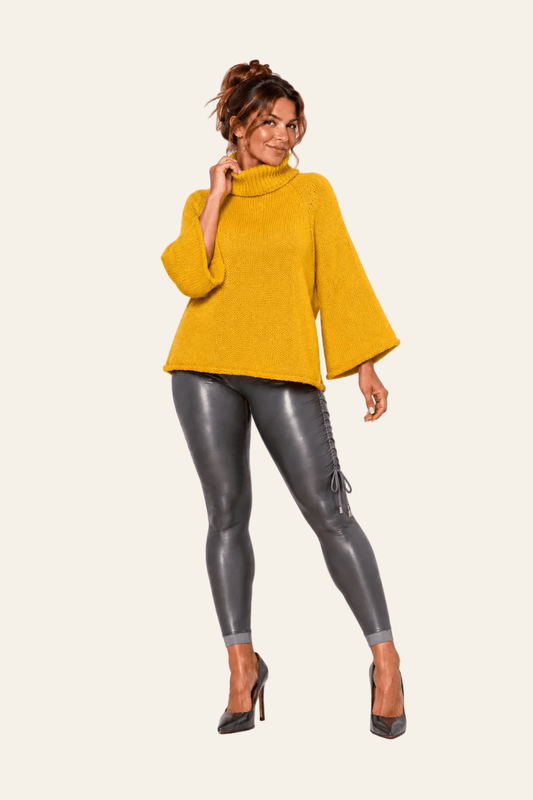 Vooraanzicht van gele LMB Boutique oversized coltrui van poolgaren met wijde 7/8-mouwen.