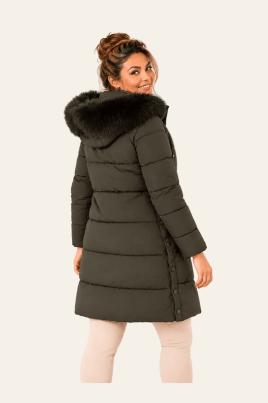 Achteraanzicht van gepolsterde dameswinterjas met capuchon.