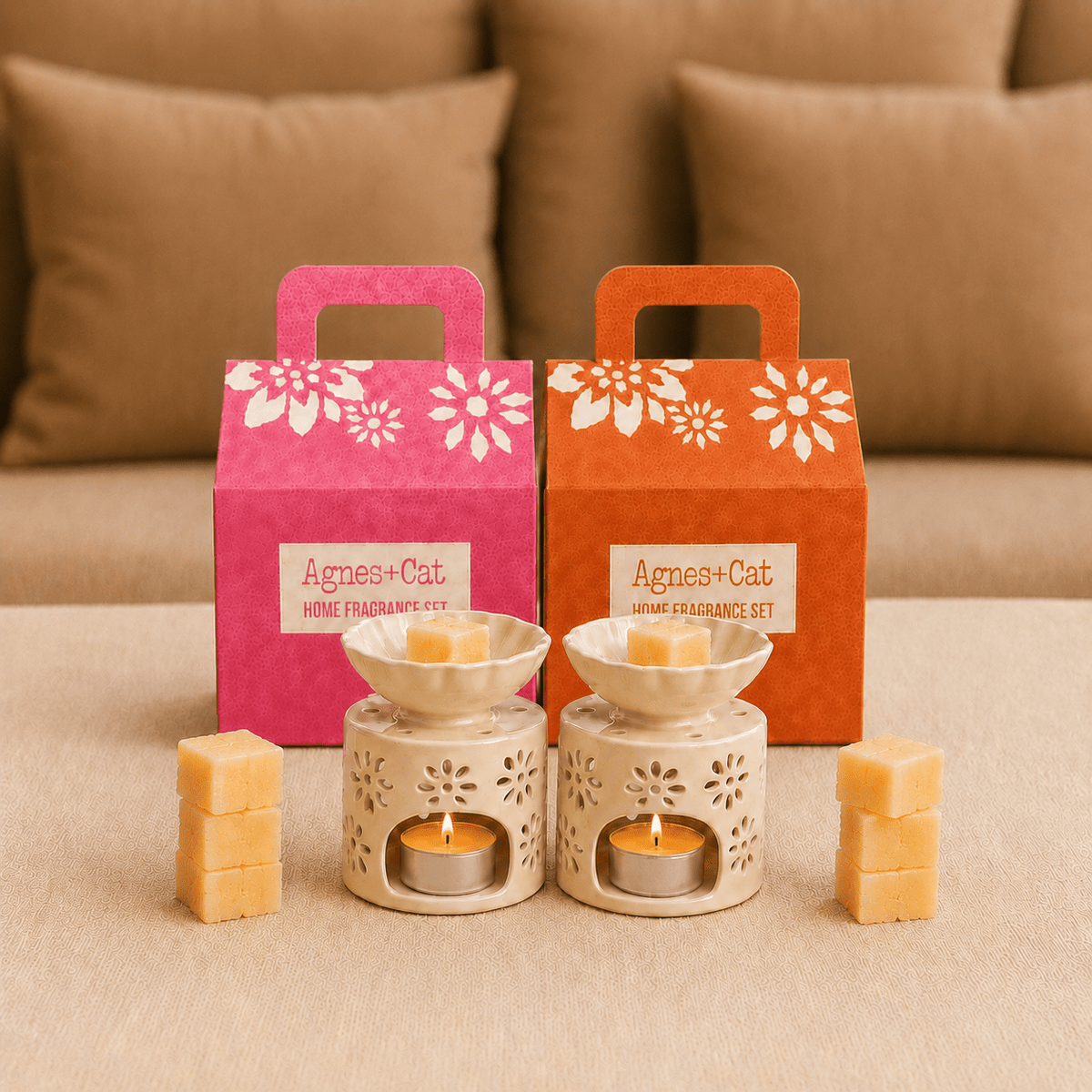 Twee geurende geschenkboxen in roze en terracotta huisvormige verpakking