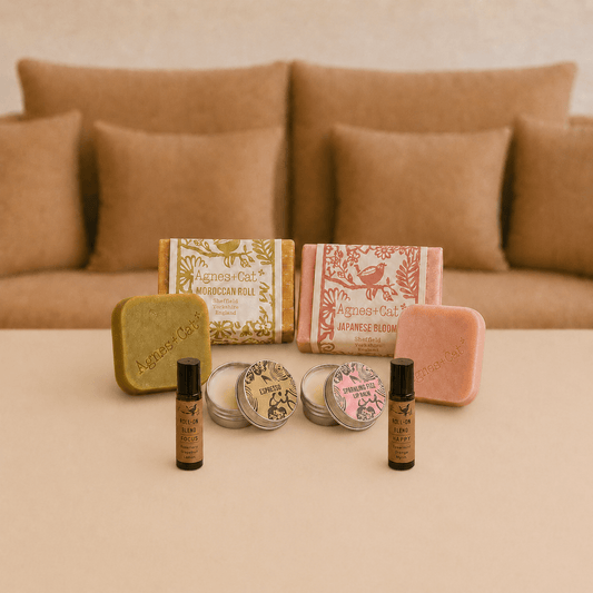 Twee verzorgingsgeschenkboxen met zeep shampoobar lippenbalsem en etherische olie roller
