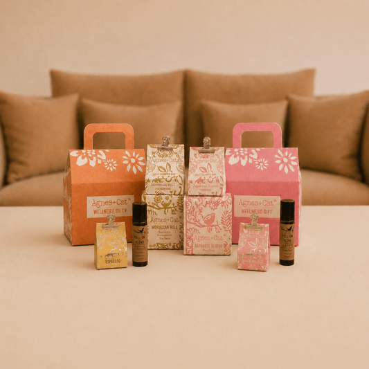 Geschenkbundel met twee huisvormige verzorgingsboxen en acht verzorgingsartikelen