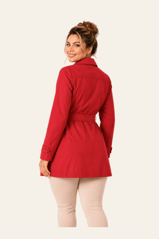 Achteraanzicht van getailleerde damestrenchcoat met lange mouwen.