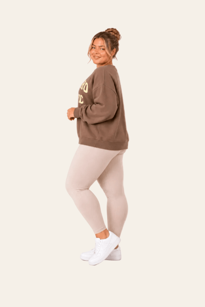 Zijaanzicht van gevoerd dames sweatshirt met ronde hals en tekstprint.