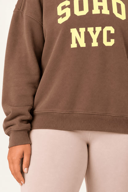 Detail van snit en naadafwerking van gevoerd dames sweatshirt.