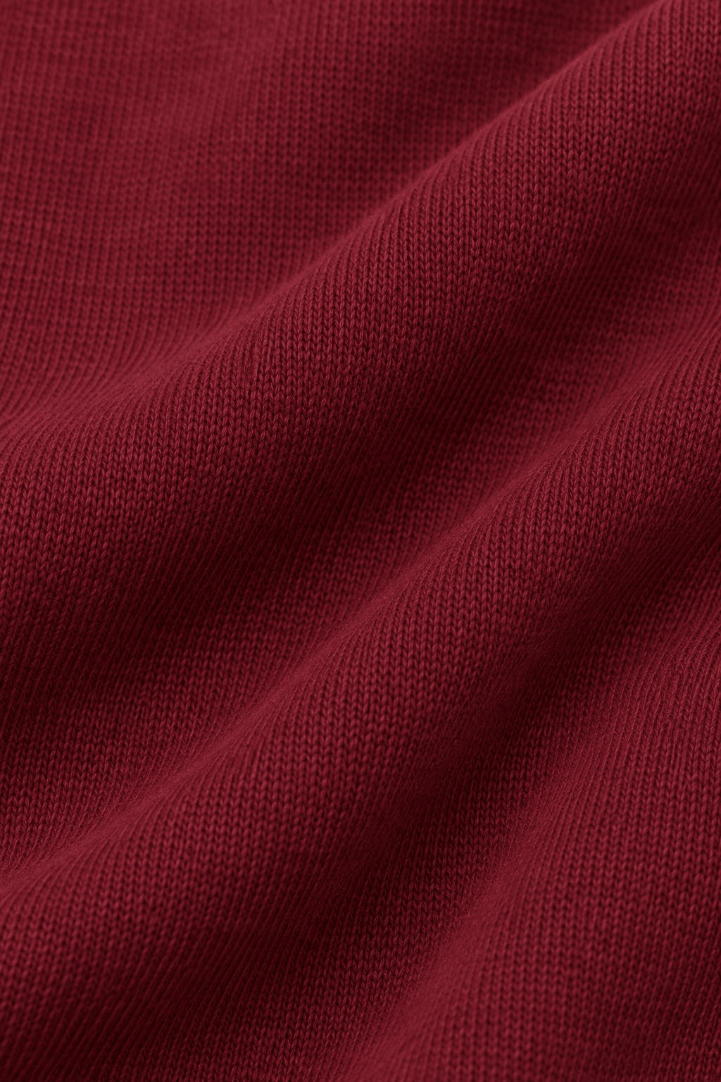 Detail van de stofstructuur van gevoerd dames sweatshirt met decoratieve tekstprint.