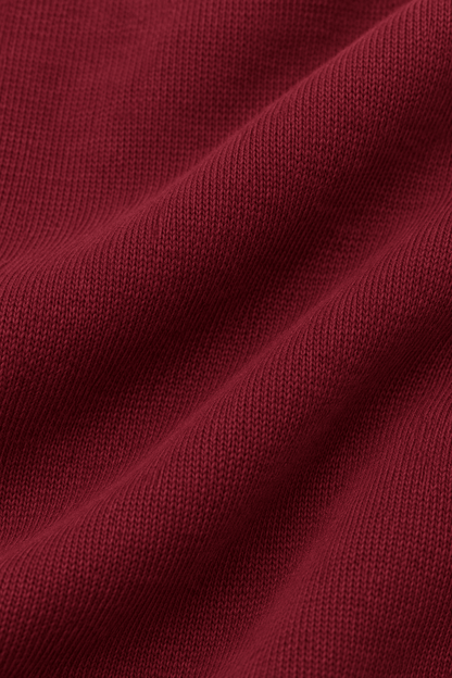Detail van de stofstructuur van gevoerd dames sweatshirt met decoratieve tekstprint.