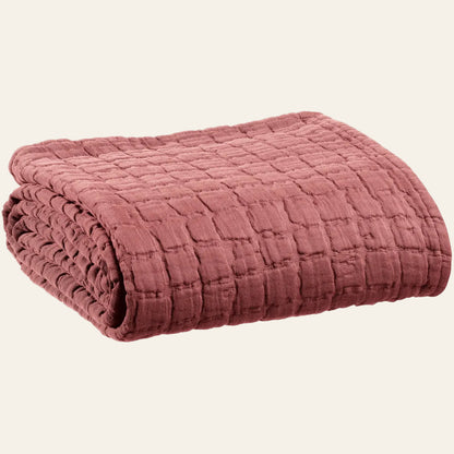 Gevouwen Swami bedsprei in mediterrane aarde met stonewashed katoen en zichtbaar diamantpatroon