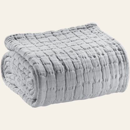 Gevouwen Swami bedsprei in parelgrijskleur met zacht stonewashed katoen en zichtbaar weefpatroon
