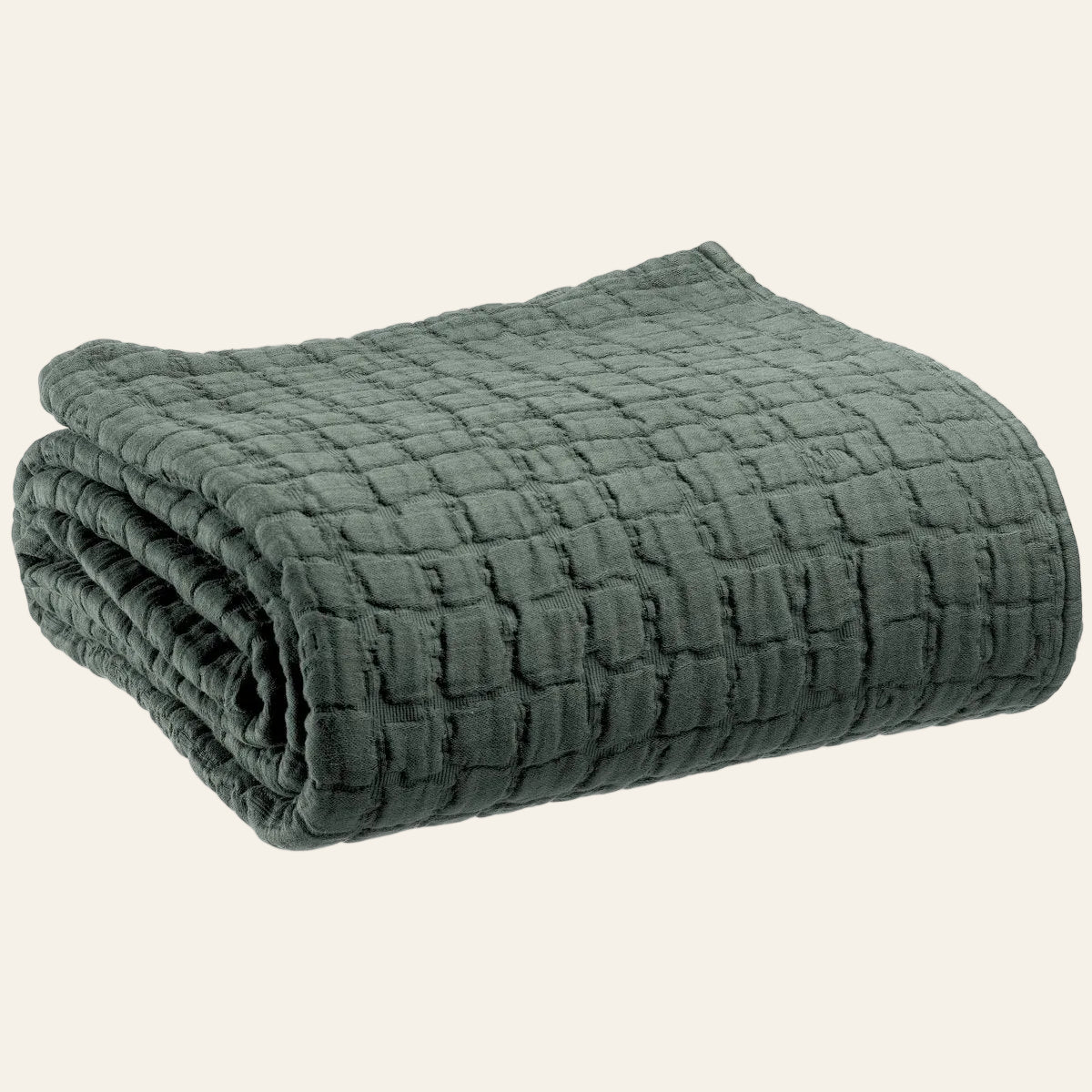 Gevouwen Swami bedsprei in tijmgroenkleur met zacht stonewashed katoen en zichtbaar weefpatroon