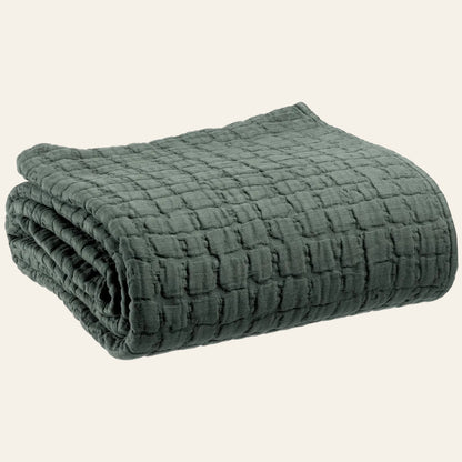Gevouwen Swami bedsprei in tijmgroenkleur met zacht stonewashed katoen en zichtbaar weefpatroon