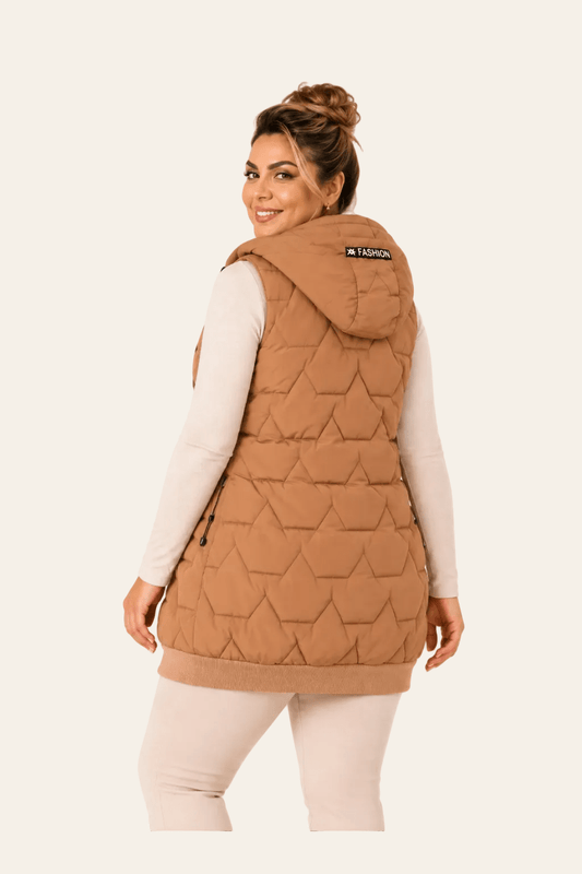 Achteraanzicht van mouwloos gewatteerd damesvest met capuchon.