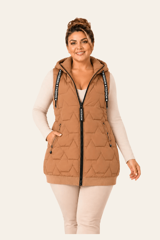 Vooraanzicht van gewatteerd damesvest met afneembare capuchon.