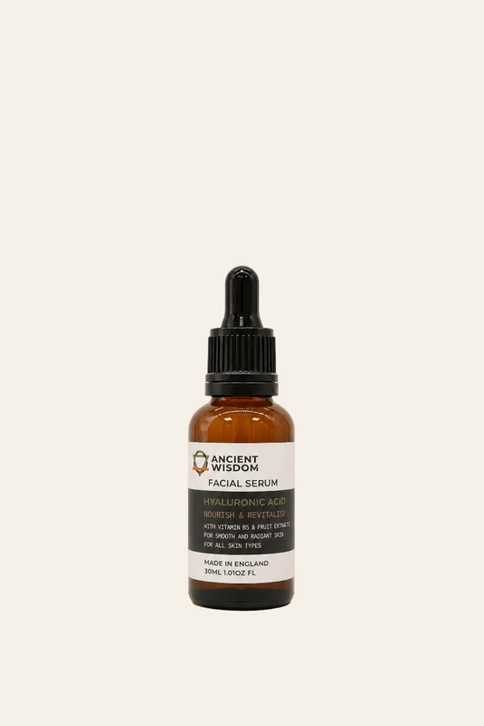 Gezichtsserum met Hyaluronzuur, Vitamine B5 en Vruchtextracten 30ml in een bruin transparant flesje met zwarte pipet als productfoto