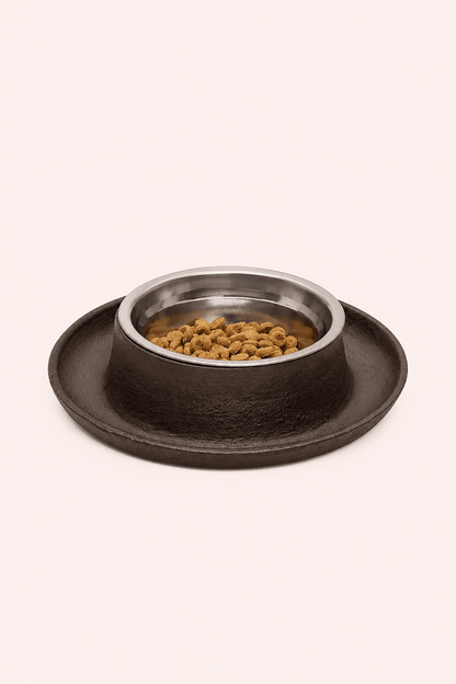 Gietijzeren voerbak voor katten met opvangbakje op lichtbeige product foto vertoond
