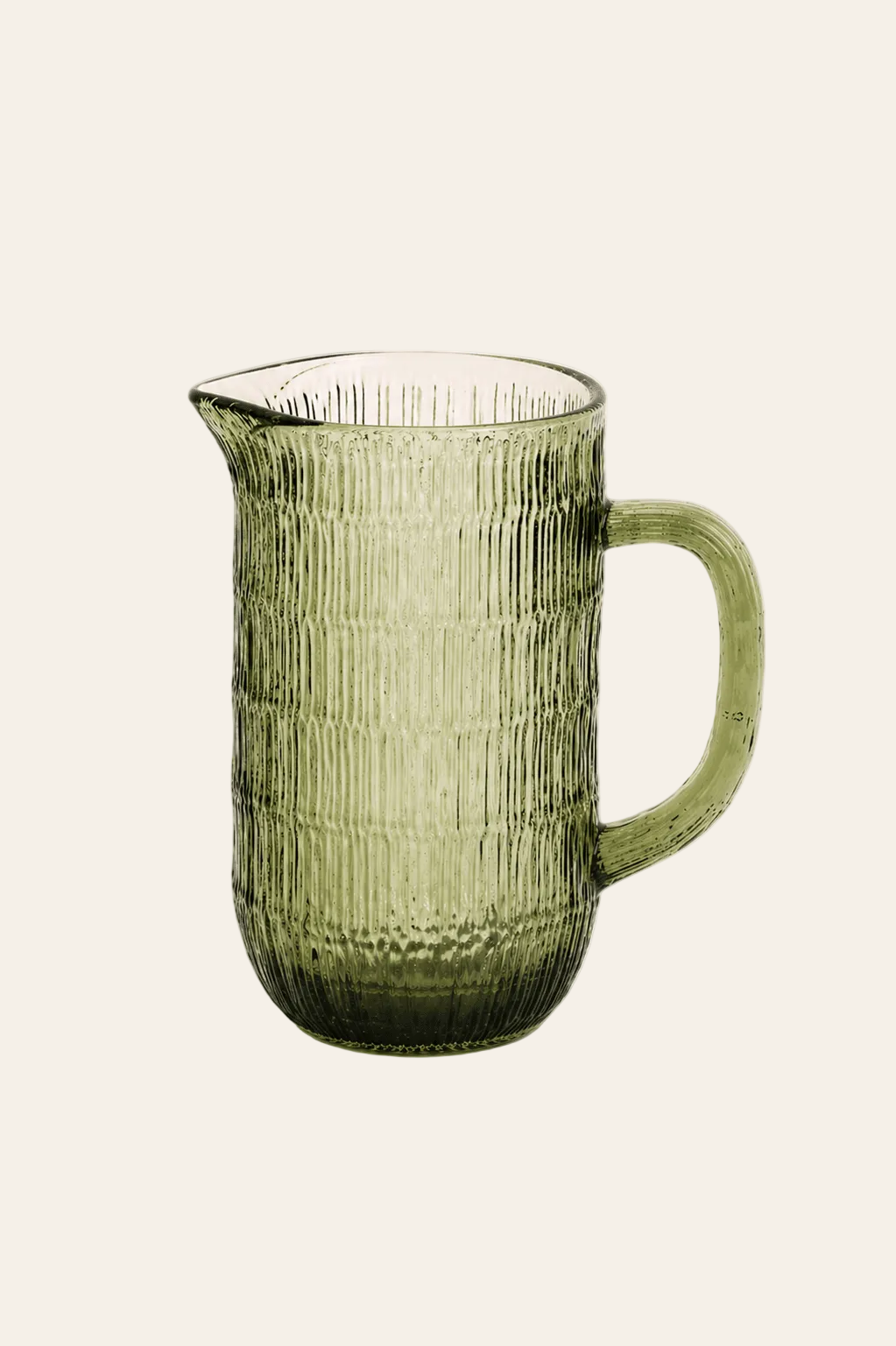 Glazen waterkan groen met ribbelpatroon op een licht beige achtergrond als een productfoto