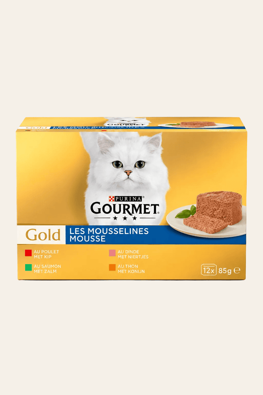 Gourmet Gold fijne mousse voor katten, gele multipack met witte kat en vier smaken, 12 blikjes van 85 gram op beige achtergrond.