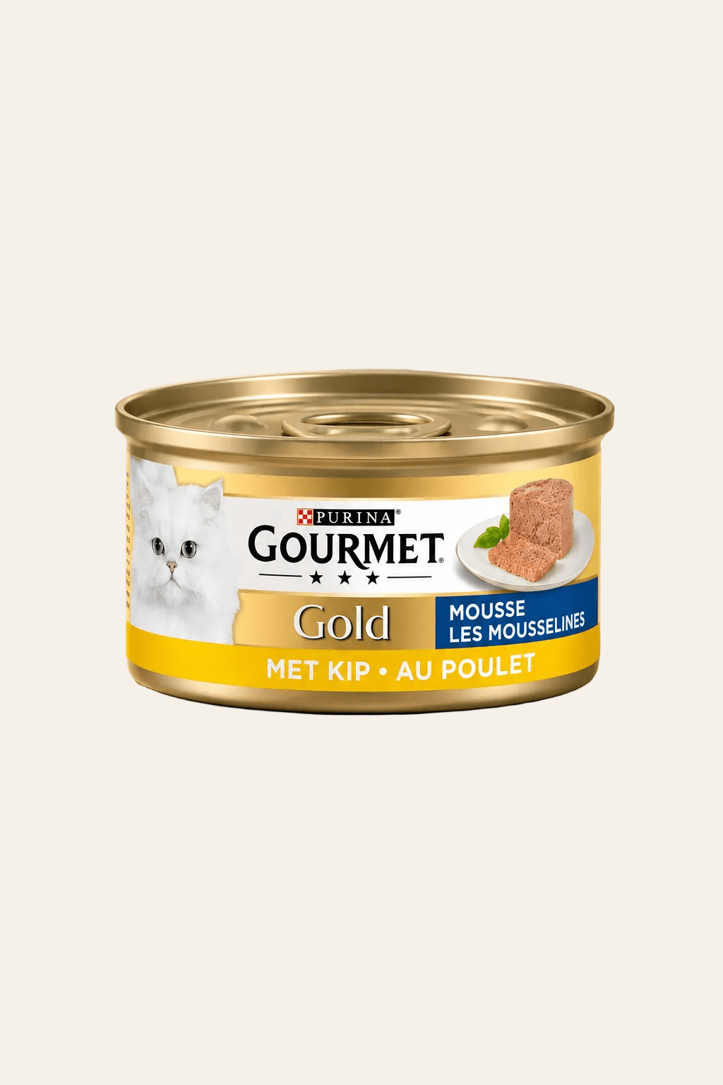 Gourmet Gold fijne mousse met kip, goudgeel kattenvoerblik van 85 gram met witte kat op beige achtergrond met bladschaduw.