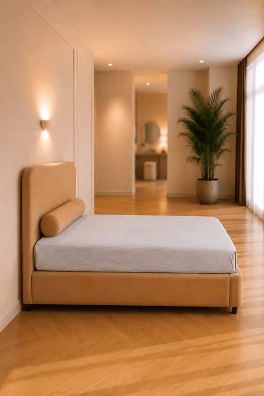 Grijs jersey hoeslaken van katoen strak aangebracht rond het matras van een zijbed of extra bed
