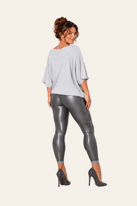 Achteraanzicht van grijze LMB Boutique blouse in vleermuisstijl met ruim vallend silhouet.