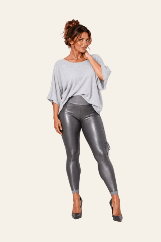 Vooraanzicht van grijze LMB Boutique blouse in vleermuisstijl met losse pasvorm.