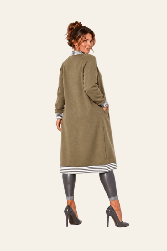 Achteraanzicht van groen LMB Boutique lang dames sweatshirt met rechte pasvorm.