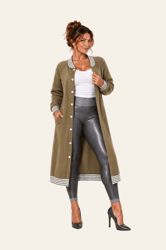 Vooraanzicht van groen LMB Boutique lang dames sweatshirt met ribbelstrepen, drukknopen en steekzakken.