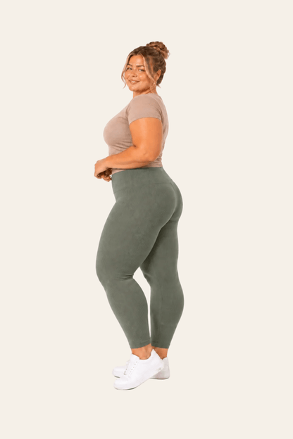 Zijaanzicht van groene geribde high waist dameslegging.