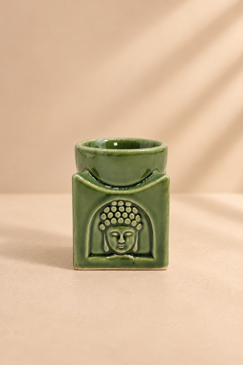 Groene keramische Boeddha oliebrander Dark Jade met geglazuurde afwerking en Boeddha-reliëf op beige achtergrond