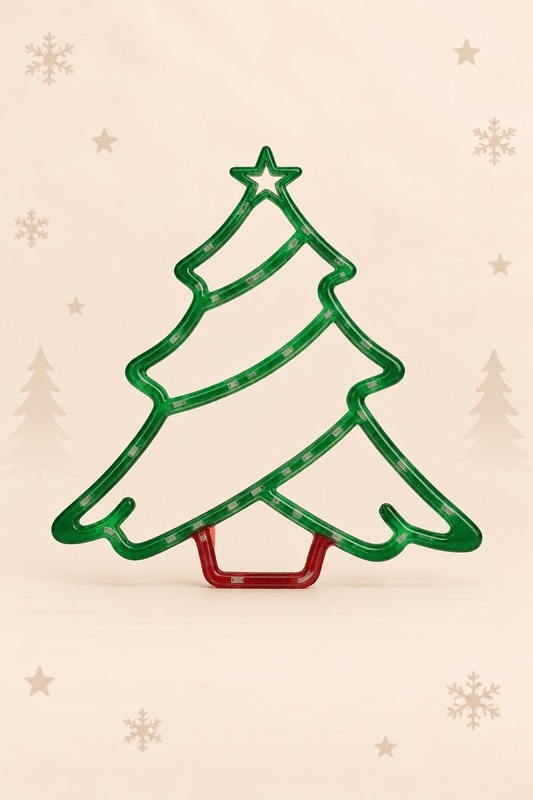 Groene LED kerstboom met ster en rode voet als decoratieve kerstverlichting met de lampjes uit