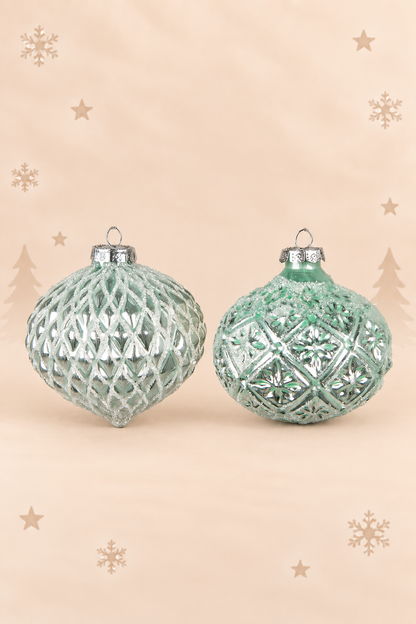 Set van 2 groene glazen kerstballen Ø 10 cm met zilverkleurige details, glitter en decoratief reliëf van Clayre & Eef