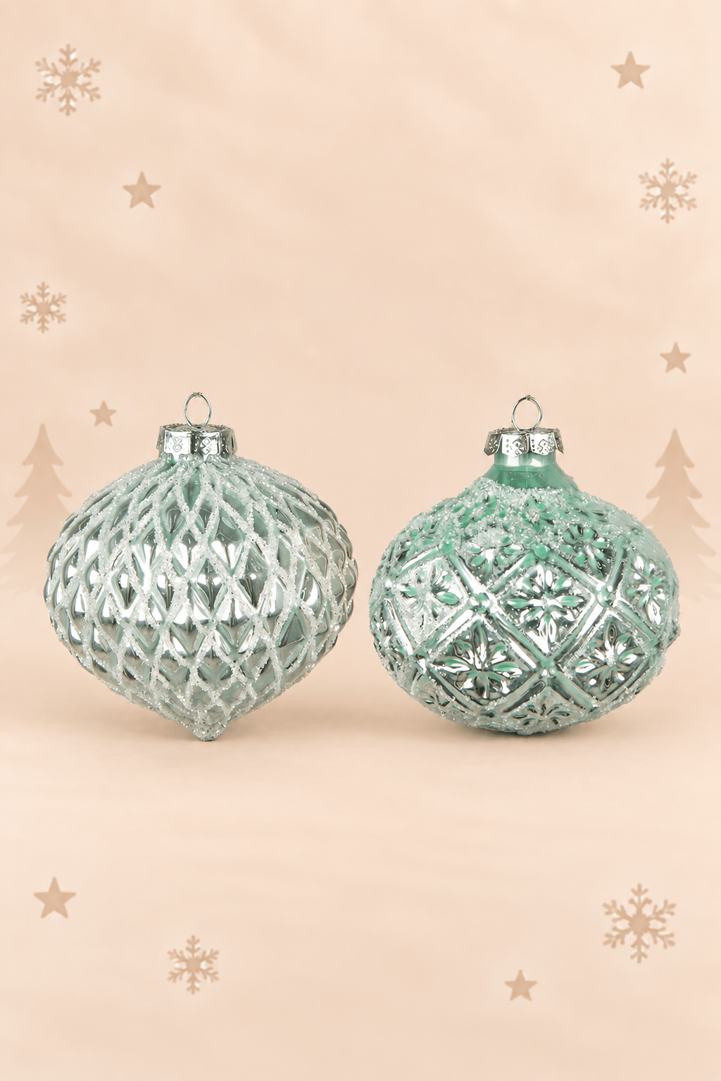 Set van 2 groene glazen kerstballen van 10 cm met decoratief reliëfpatroon als onderdeel van een exclusieve kerstballen voordeelbundel