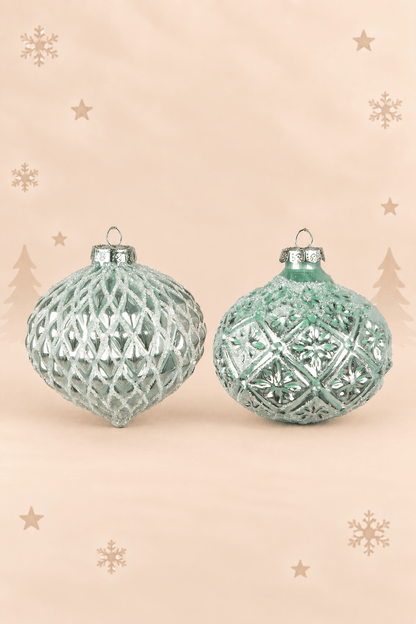 Set van 2 groene glazen kerstballen van 10 cm met decoratief reliëfpatroon als onderdeel van een exclusieve kerstballen voordeelbundel