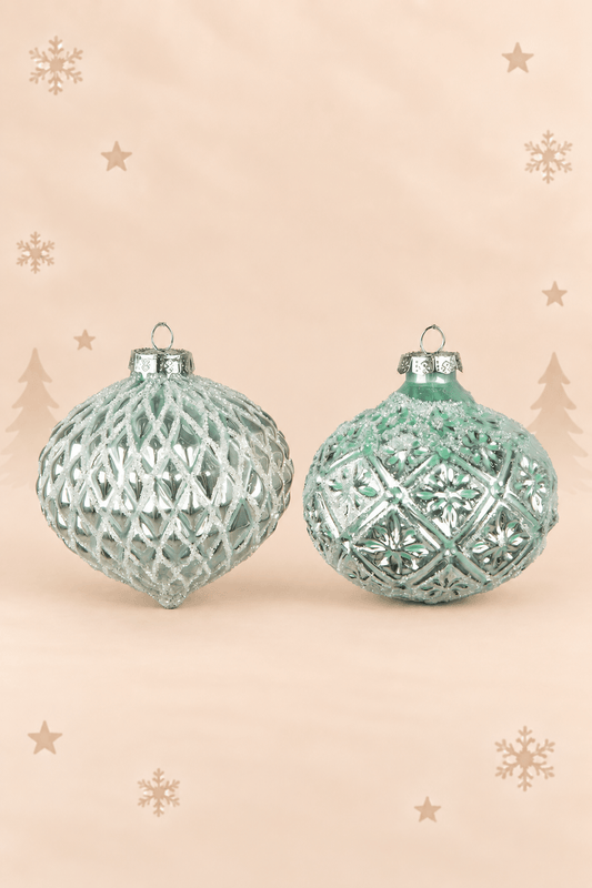 Set van 2 groene glazen kerstballen van 10 cm met decoratief reliëfpatroon als onderdeel van een exclusieve kerstballen voordeelbundel