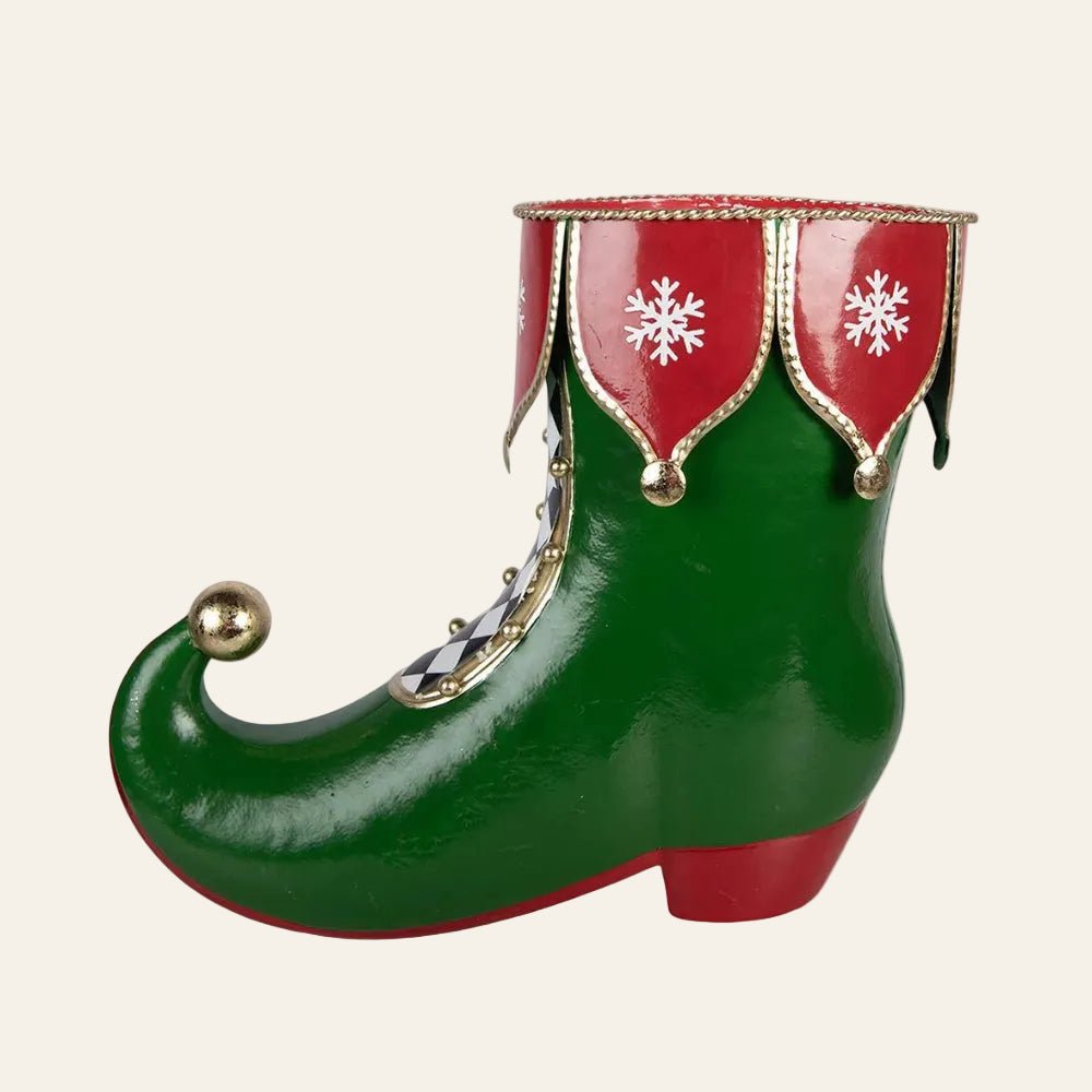 Groene laars met rode afwerking en witte sneeuwvlokken verdere accenten afgewerkt met goud en rode zool