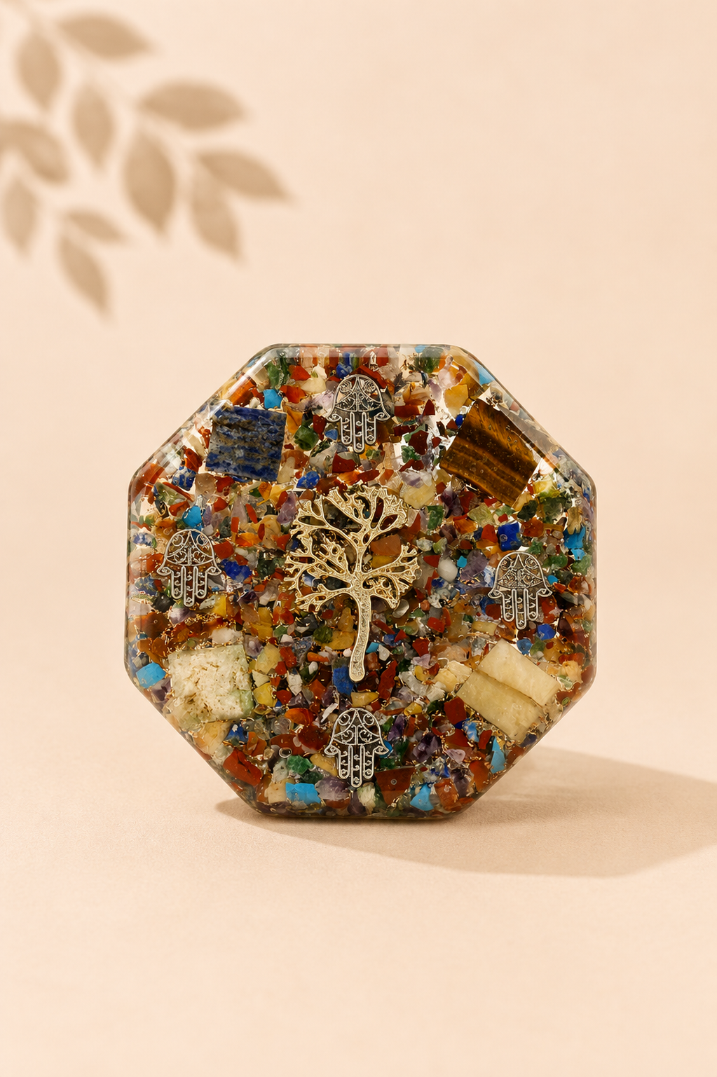Grote Orgoniet bureau ornament met levensboom op een gebladerde beige achtergrond