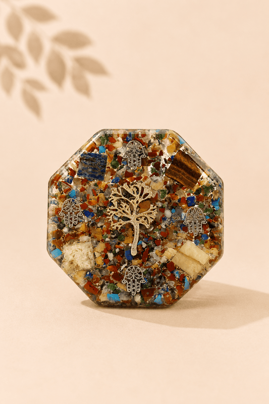 Grote Orgoniet bureau ornament met levensboom op een gebladerde beige achtergrond