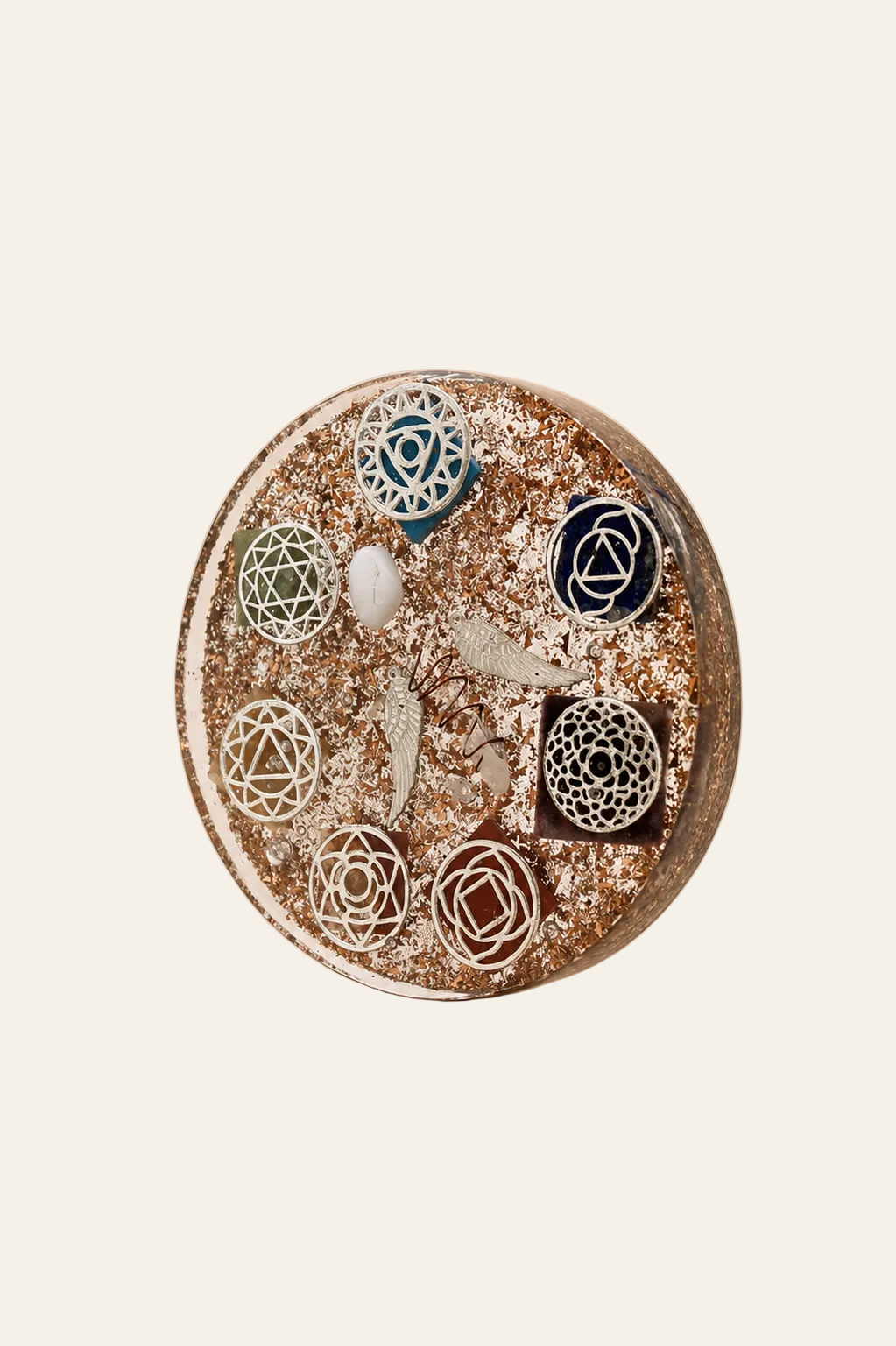 Grote orgoniet bureau ornament met engel en chakra's  op een lichte beige achtergrond als productfoto