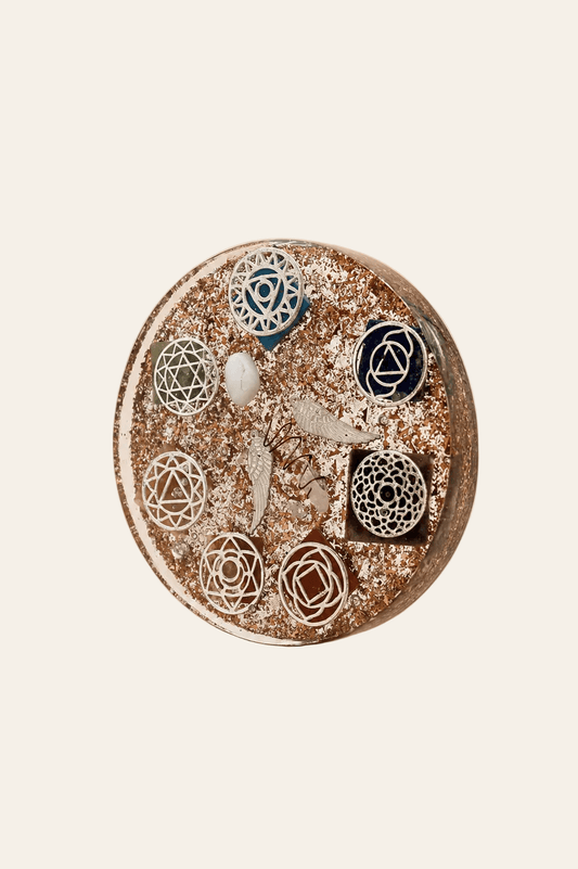 Grote orgoniet bureau ornament met engel en chakra's  op een lichte beige achtergrond als productfoto