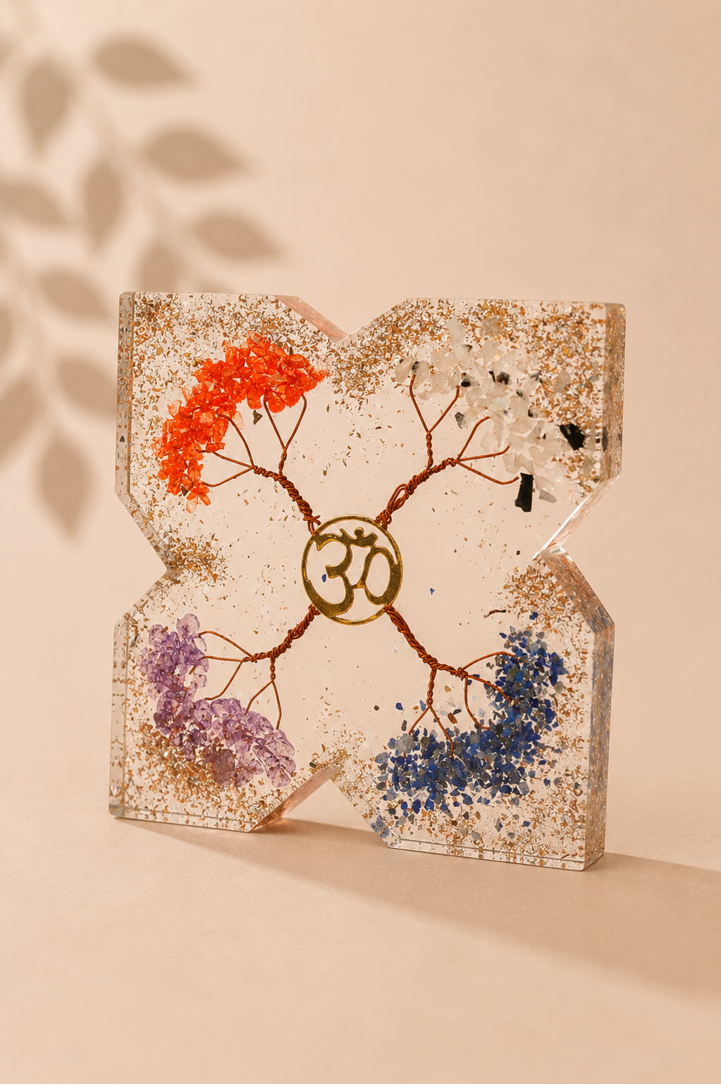 Grote orgoniet bureau ornament met vier levensbomen op een beige gebladerde achtergrond