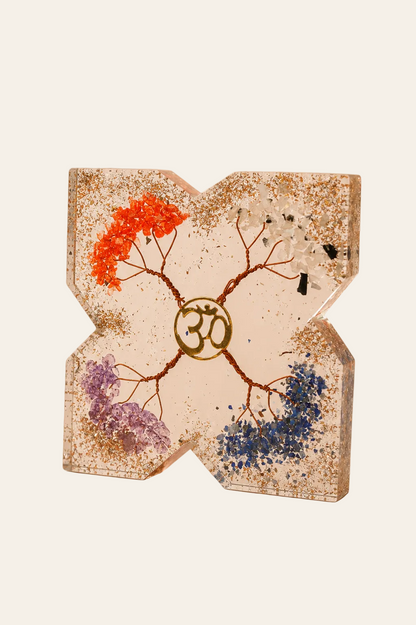 Grote orgoniet bureau ornament met vier levensbomen op een licht beige achtergrond als productfoto