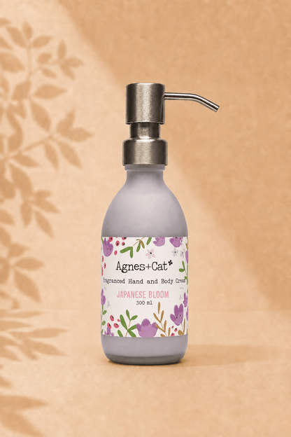  Hand en bodycrème met Japanse bloesemgeur in grijze fles met handpomp
